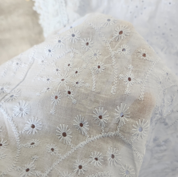 Pretty eyelet top (New without tags) - Picture 6 of 8